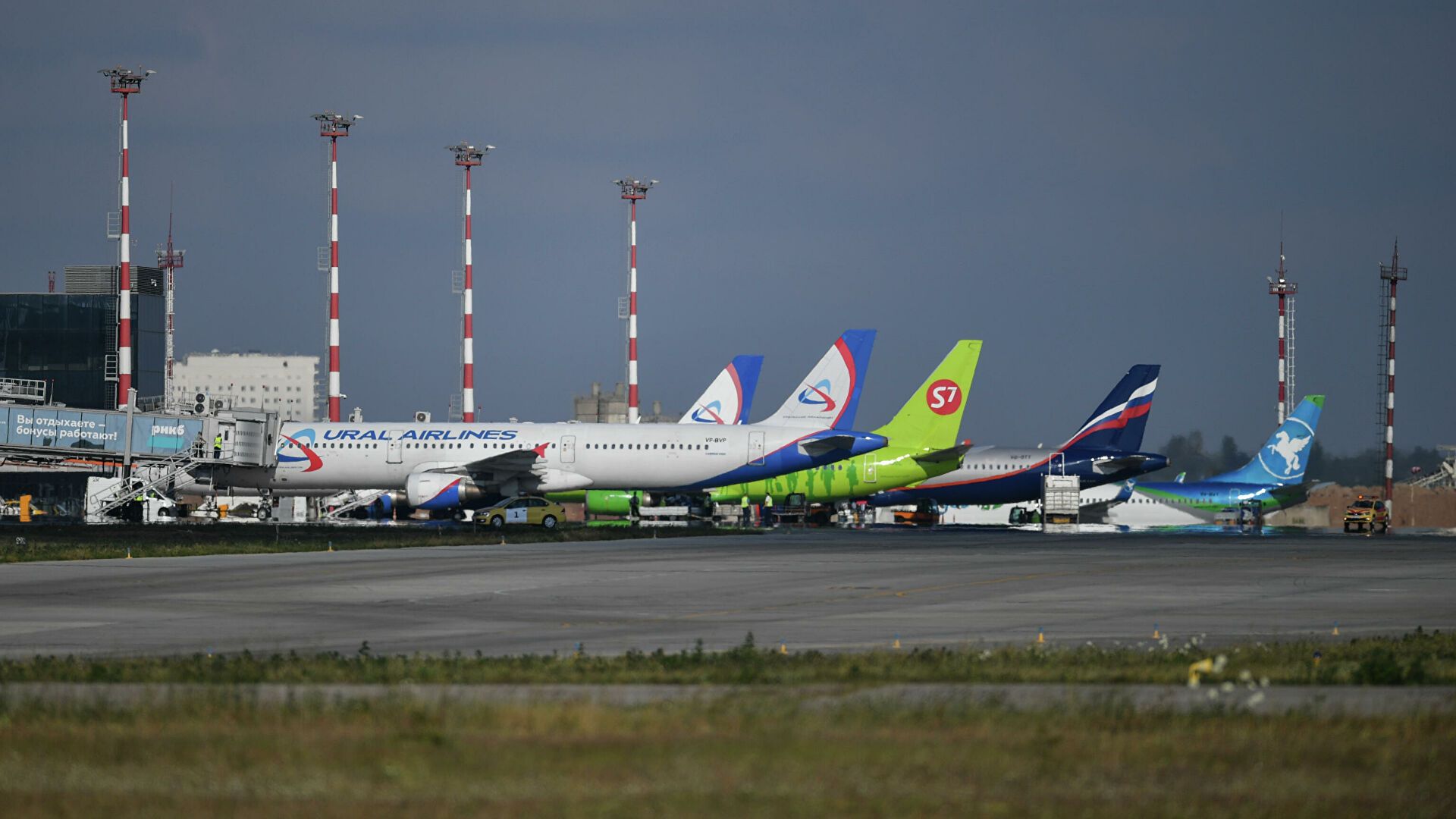 Российские авиакомпании временно приостановили выполнение всех международных рейсов.